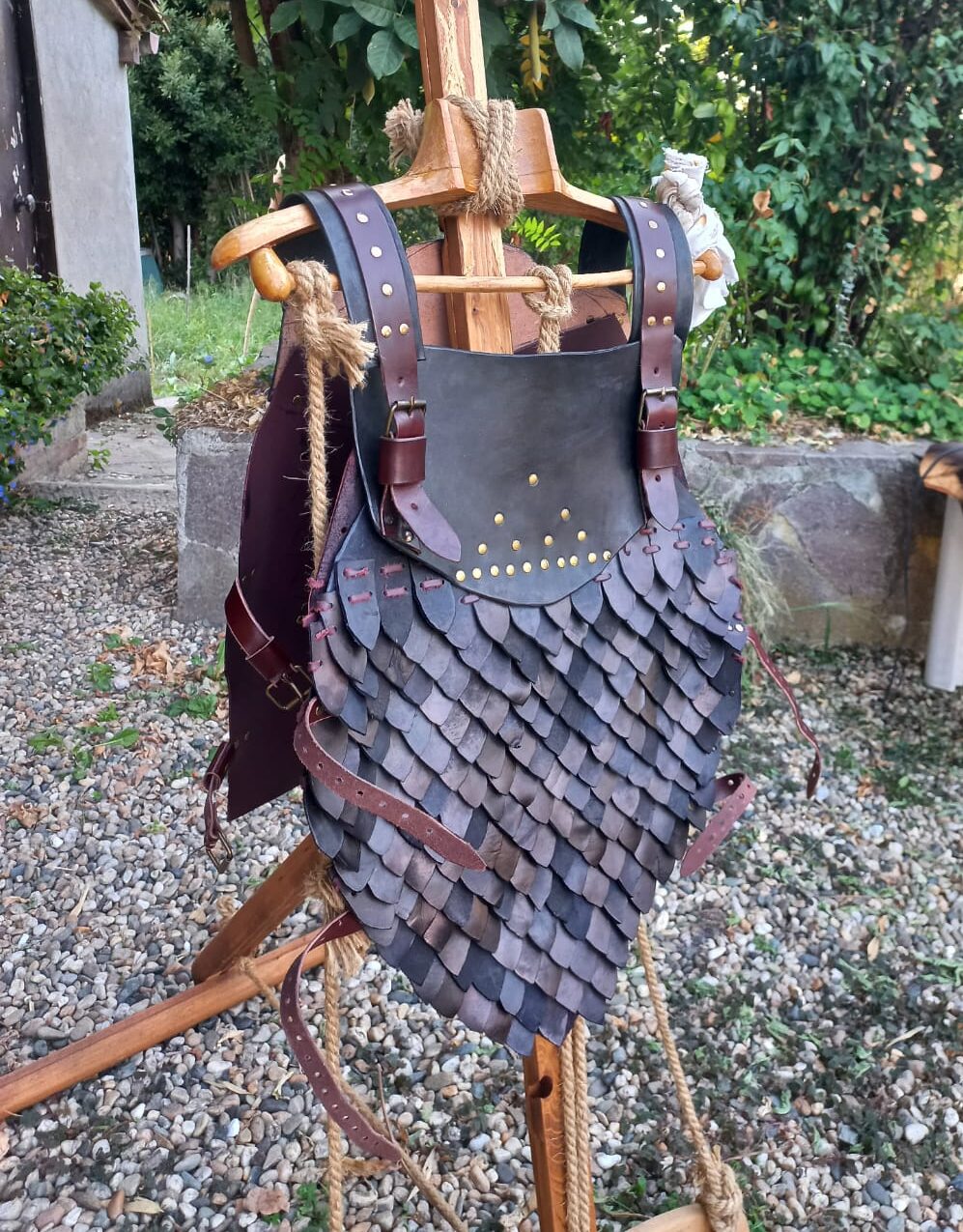l'immagine espone il fronte del modello di armatura in cuoio Armatura del drago. 